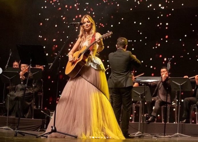Flaminia Villagrán combina su ejercicio en la medicina con una trayectoria musical como cantante, pianista y productora. (Instagram)
