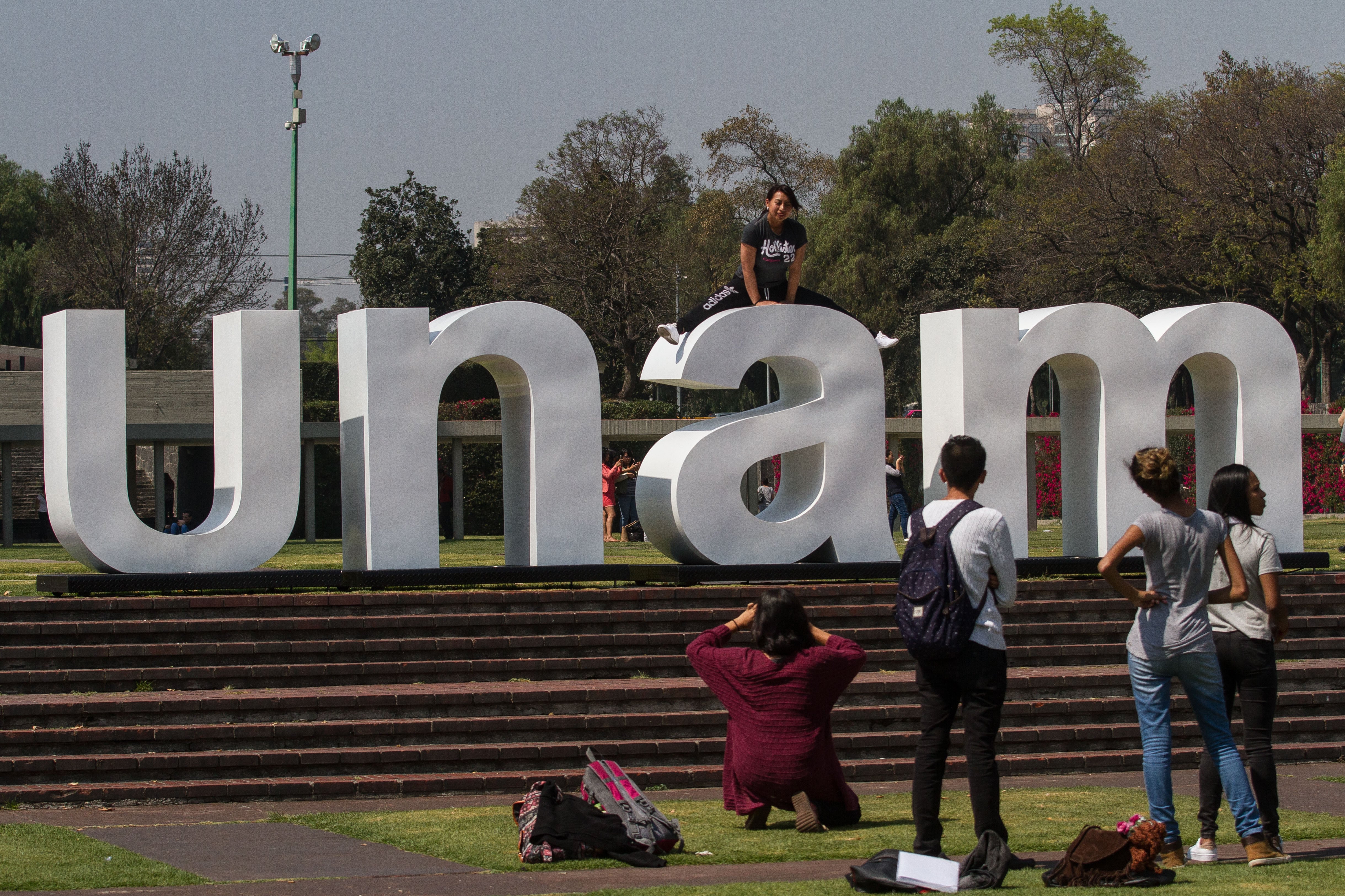 CIUDAD DE MÉXICO, 14FEBRERO2017.- Jóvenes se toman fotografías con unas letras de la UNAM, que fueron colocadas en la explanada de la Biblioteca Central de la Máxima Casa de Estudios.
FOTO: ISAAC ESQUIVEL /CUARTOSCURO.COM