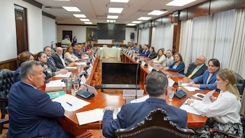 Rodrigo Chaves y presidenta electa