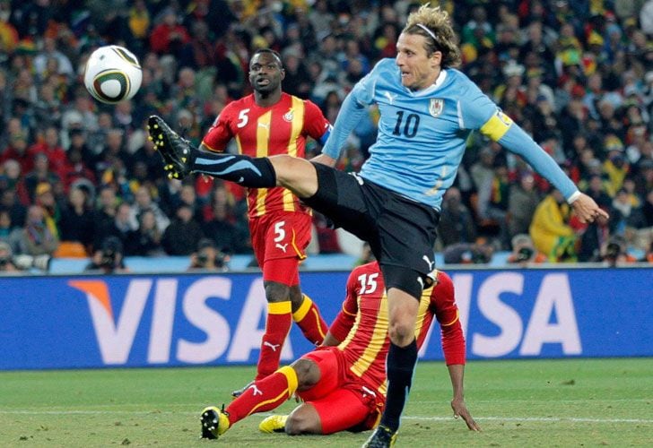 Diego Forlán convirtió el empate para Uruguay en los cuartos de final ante Ghana - crédito AFP