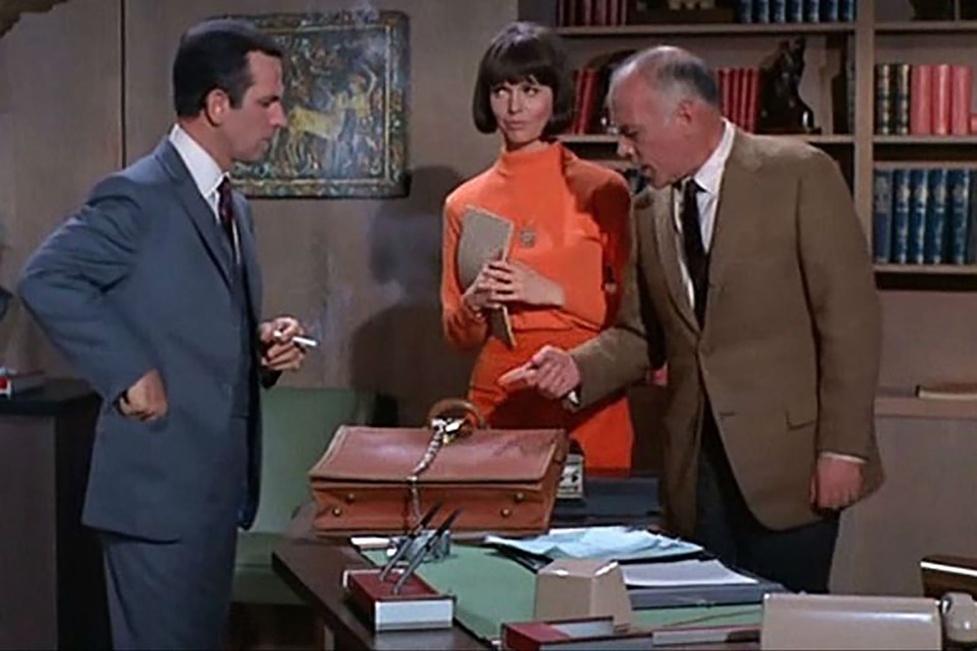 Conversación en el despacho de El Jefe. La 99 y el 86. Los tres protagonistas de la serie