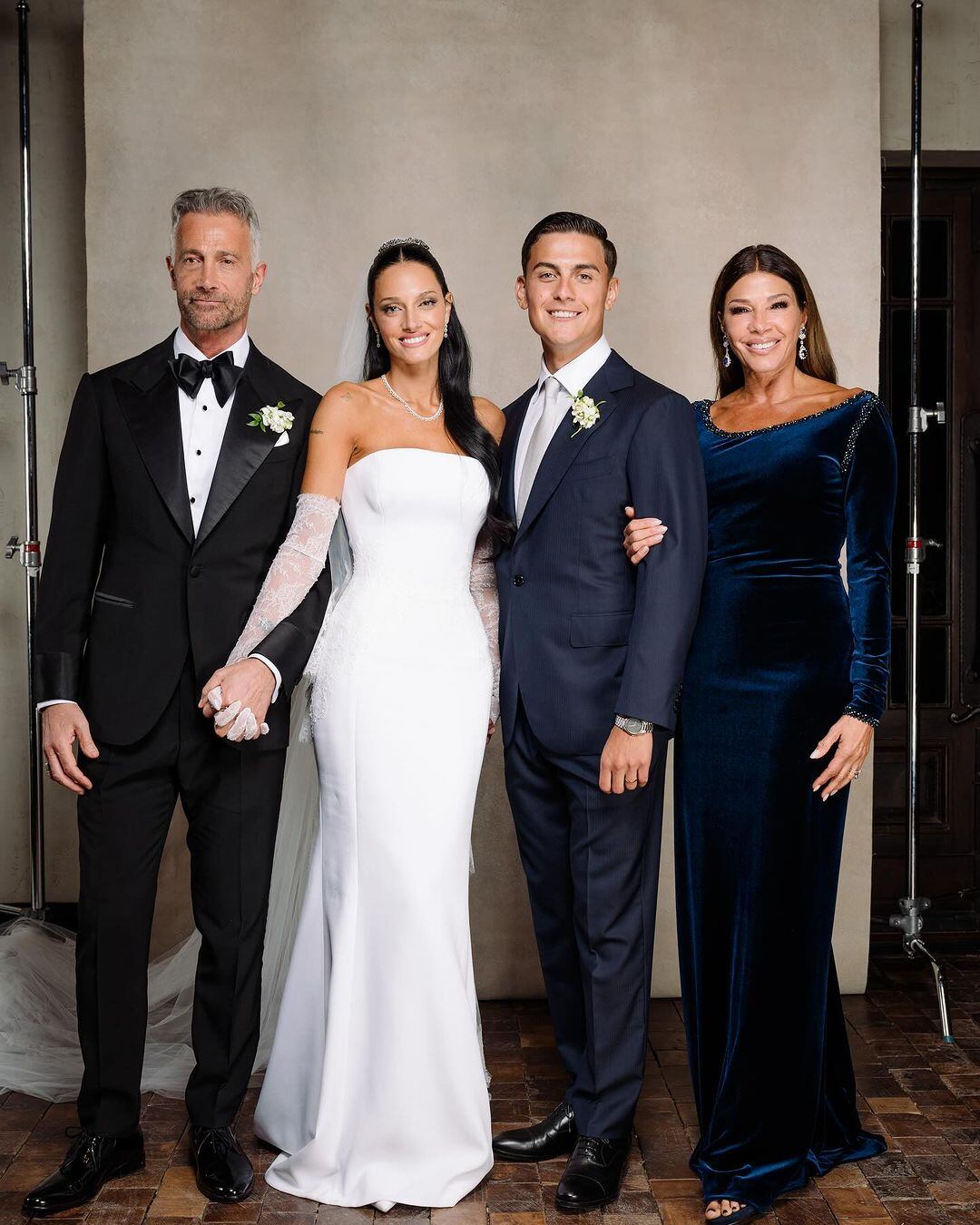 Oriana Sabatini y Paulo Dybala, junto a los padres de la novia