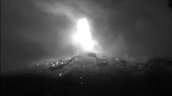 Captaron el momento en el que el Popocatépetl hizo erupción en medio de una tormenta eléctrica (X/ @pciviledomex)