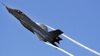 R.Checa firma la compra de