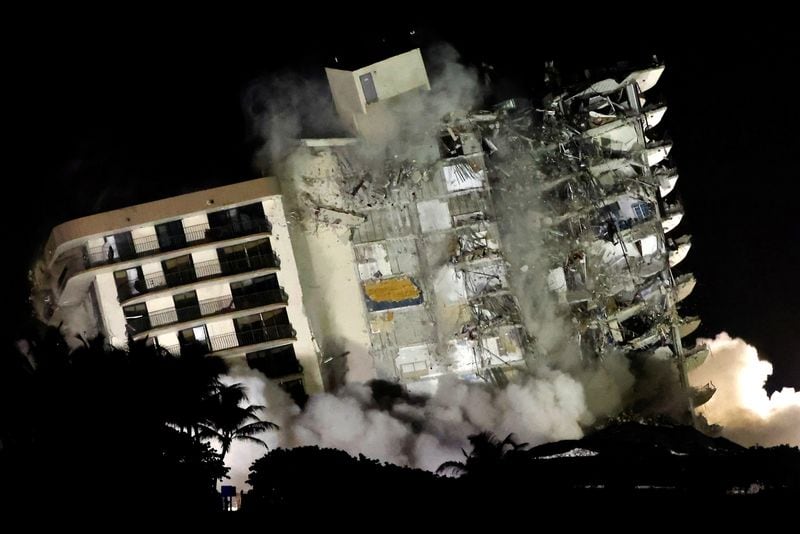 Champlain Towers South se desplomó a la 1:22 del 24 de junio de 2021 en Surfside, al norte de Miami, y dejó 98 muertos (REUTERS/Marco Bello)
