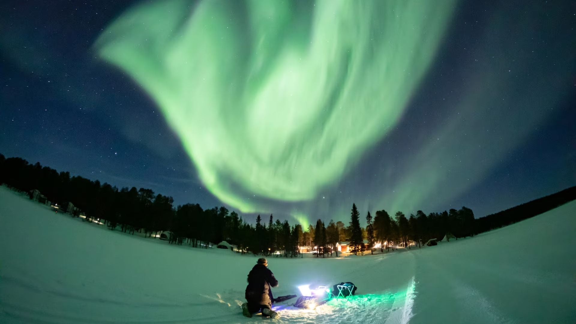 Las auroras boreales iluminan el cielo de Rovaniemi unas 200 noches al año, convirtiendo la ciudad en un punto clave para observar este fenómeno natural (foto: REUTERS)