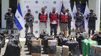 Dos ecuatorianos y un colombiano van a juicio por tráfico de cocaína en tribunales de El Salvador