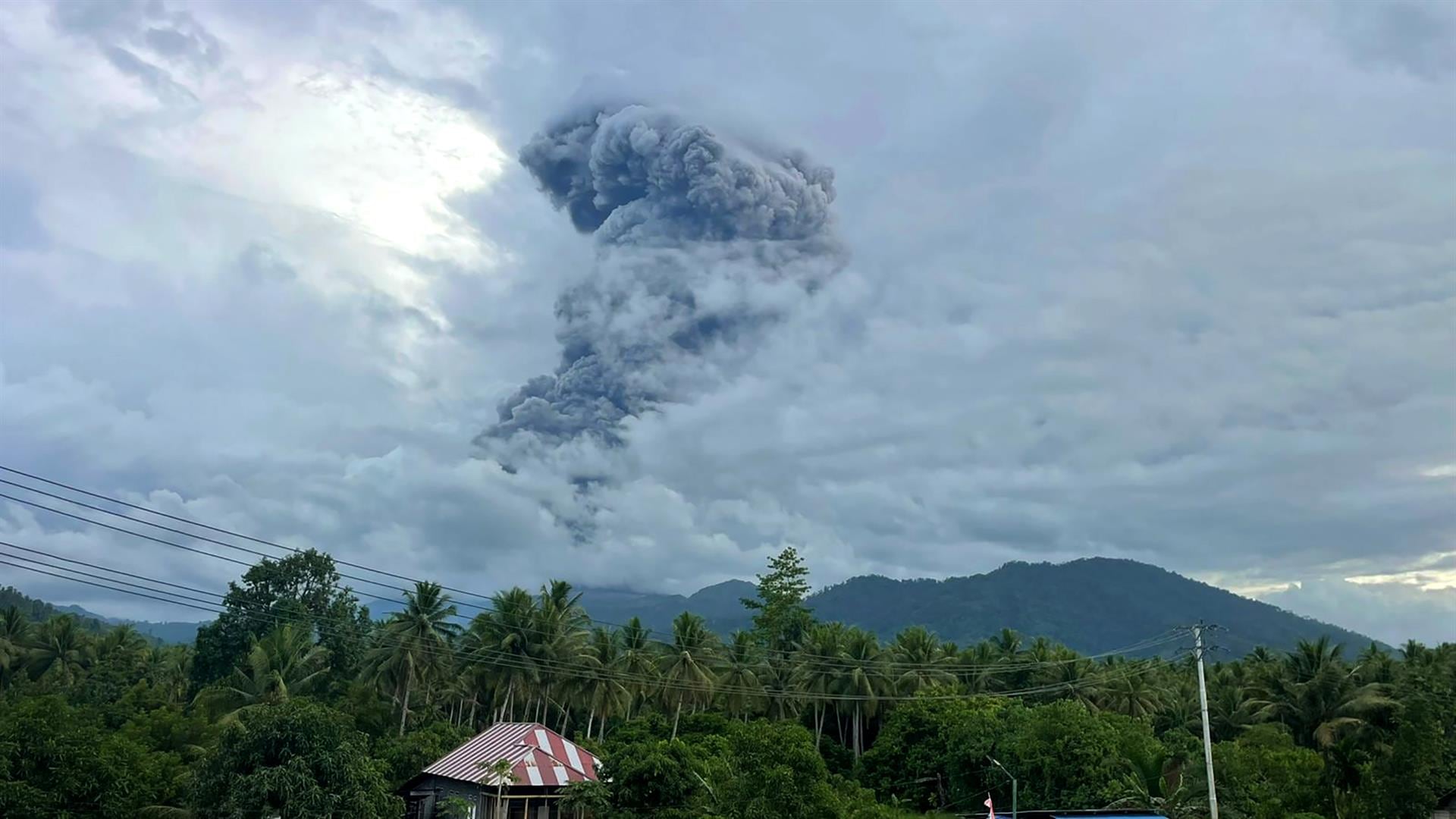 Al menos tres muertos por la erupción del volcán