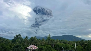 Al menos tres muertos por la erupción del volcán 'Dukono' en el noreste de Indonesia