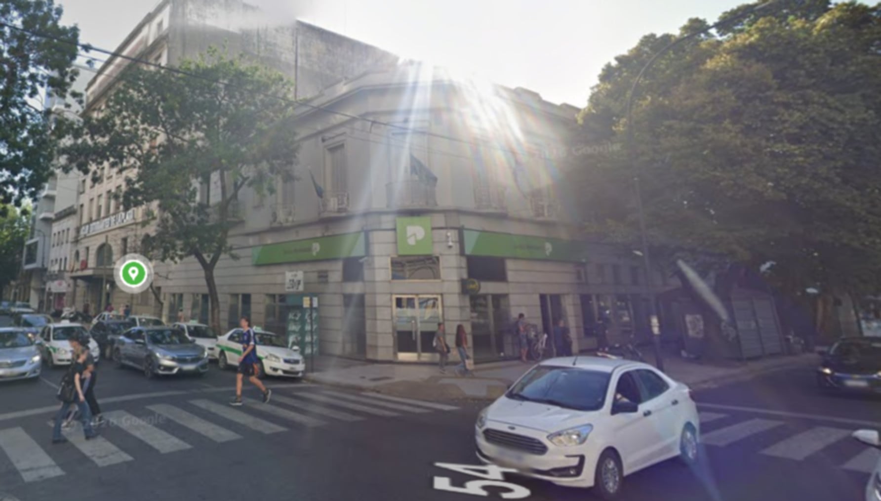 Dos delincuentes asaltaron a un jubilado y le robaron 350.000 pesos tras una extracción en el Banco Provincia de La Plata. (Google Maps)