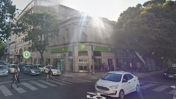 Delincuentes robaron toda la jubilación a un hombre en La Plata cuando salía del banco