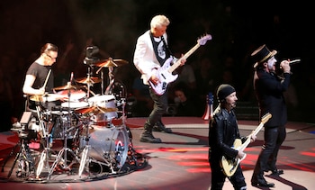 Videos musicales, referencias y conexión con la cultura, la relación de U2 con México ha sido permanente en la trayectoria de la banda. REUTERS/Mario Anzuoni/File Photo