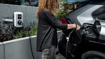 ¿En Argentina hay muchos autos eléctricos?: cuántos se vendieron en 2021 y cuáles son los modelos