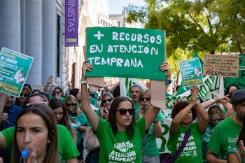 Decenas de personas durante una concentración por la huelga indefinida de la educación pública, frente a la Consejería de Educación de la Comunidad de Madrid, a 14 de octubre de 2026, en Madrid (España).