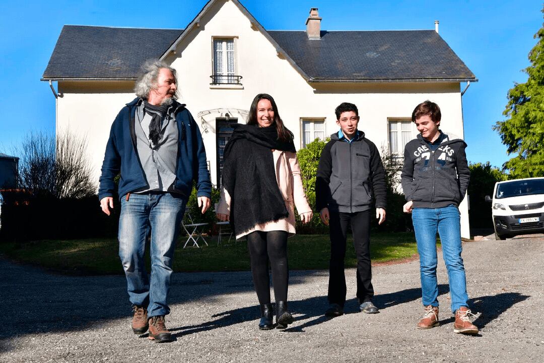 La feliz experiencia de un pueblo francés donde los adultos mayores conviven con niños y adolescentes sin familia