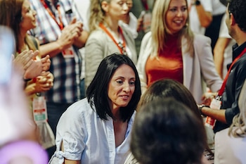 19/09/2026 AV.-Torró (PSOE) reprocha a Vivas que siga las órdenes de Feijóo: "Es un mal virus que está infectando a sus dirigentes".
La secretaria de Organización del PSOE, Rebeca Torró, ha reprochado al presidente de la ciudad autónoma de Ceuta, Juan Jesús Vivas, que siga las "órdenes" del presidente del PP, Alberto Núñez Feijóo, en la gestión de la crisis migratoria y ha advertido de que el líder de la oposición es "un mal virus que está infectando no solo la política española, sino también a sus dirigentes".
COMUNIDAD VALENCIANA ESPAÑA EUROPA ALICANTE POLÍTICA
Roberto Plaza/Europa Press