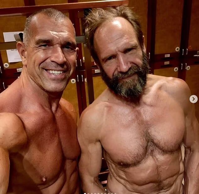 Dan Avasilcai fue el entrenador que ayudó a Ralph Fiennes para transformas su físico. (Instagram/Dan Avasilcai)
