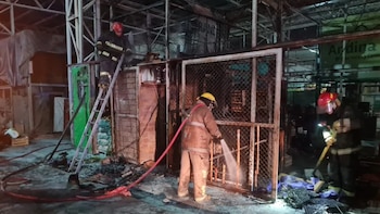 Se incendió un tradicional mercado en Mendoza y quedaron dos puestos destruidos