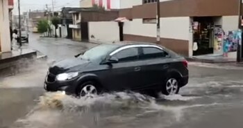 Fuertes lluvias inundan calles en