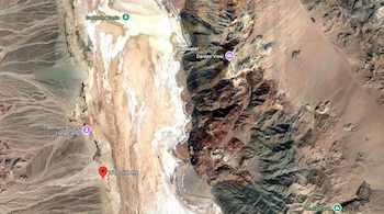 Vista satelital de un terreno desértico con nombres de lugares como Badwater Basin, Dantes View y un marcador rojo en West Side Rd