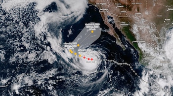 Mapa satelital con nubes de la tormenta Rachel, un cono gris de trayectoria y mapas de las costas de México y Estados Unidos.