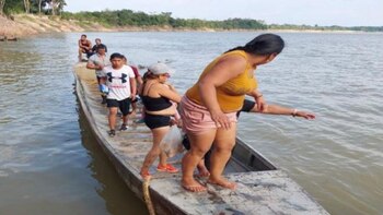 Rescatan a 13 personas que