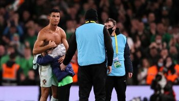 Cristiano Ronaldo y el tierno gesto con una niña que entró a la cancha y lloró de emoción al conocerlo