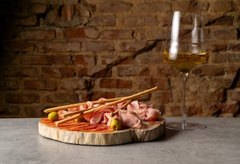 Tabla de embutidos franceses y