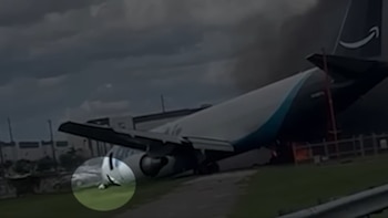 El video del piloto que saltó del avión de Amazon en Miami tras el accidente que dejó cinco muertos
