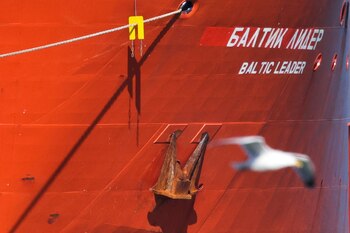 El Baltic Leader fue llevado a puerto por una patrulla naviera francesa luego de que se comprobara que estaba en aguas de Francia y el Reino Unido violando las sanciones impuestas a Rusia y a sus oligarcas (Reuters)