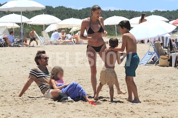 Sombrillas blancas y reposeras completas