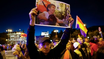 Cientos de personas marchan en memoria de Maricarmen desde Sol hasta la que fue su casa durante más de 70 años: “Seguiremos luchando por ti”