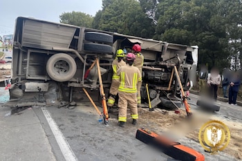 Una emergencia este miércoles en el sector Florencia movilizó rápidamente a los equipos de rescate luego del volcamiento de un vehículo de servicio público y generó traslados a hospitales de la región - crédito Bomberos Voluntarios