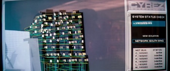 Eraser tuvo que regrabar algunas escenas debido a una similitud entre una empresa real y la organización ficticia de la cinta. (Captura de video)