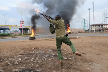 Un oficial de policía dispara