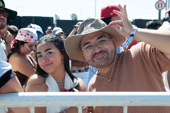 Sombreros y maquillaje brillante destacan