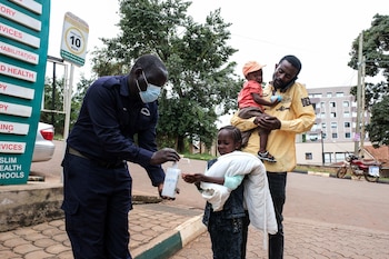 Una niña se desinfecta las manos frente al Hospital Musulmán de Kibuli, el sábado 16 de mayo de 2026, en Kampala, Uganda. (AP Foto/Hajarah Nalwadda)