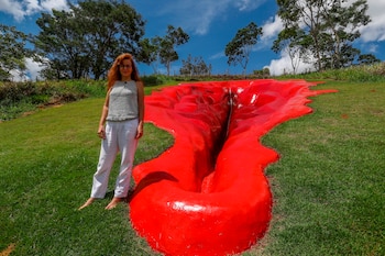 La artista Juliana Notari posa