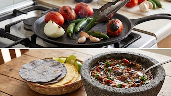 Uma mistura de duas partes: acima, ingredientes do molho fervendo em uma panela; Abaixo, o molho final do molcajete com tortilhas e limão