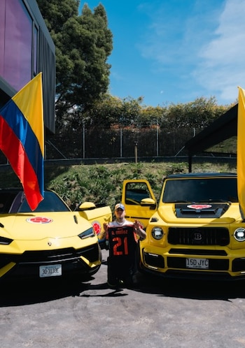 Blessd quedó con dos camionetas tricolor tras la eliminación de Colombia y ahora se lo toma con humor - crédito @blessd/IG
