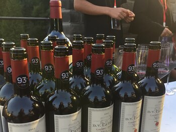 Con la muralla de fondo