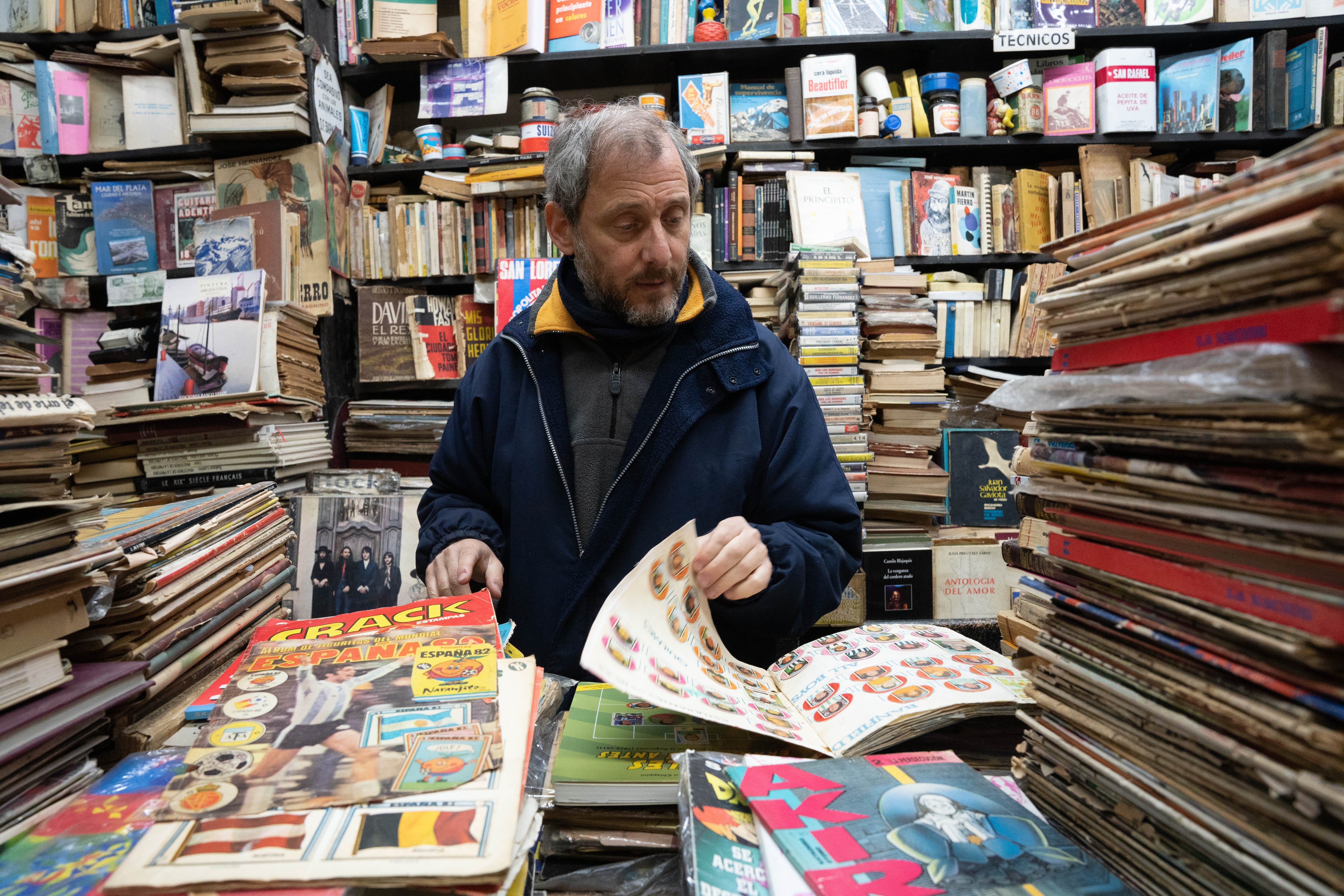 Bitrán coleccionó figuritas cuando era niño y luego volvió a comenzar en 1992, cuando se recibió de historiador y profesor de Historia, abrió la librería de usados y volvieron a aparecer en su vida (Franco Fafasuli)
