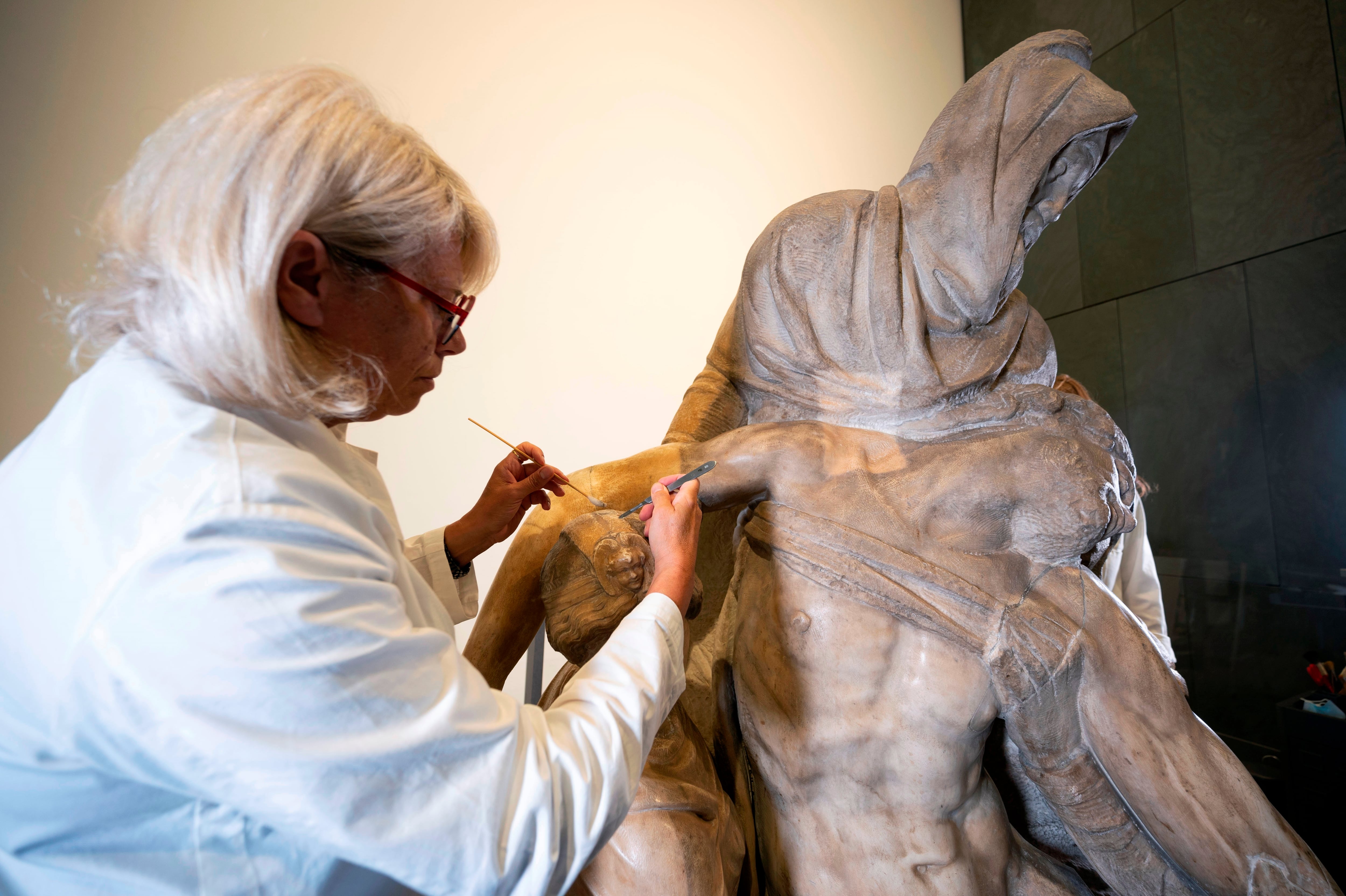 Una restauradora trabaja en la Piedad Bandini de Miguel Ángel, en Florencia, reparada entre 2019 y 2021 (EFE/Claudio Giovannini)