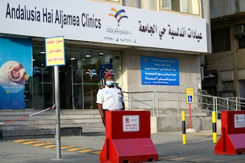 Un guarda de seguridad protege