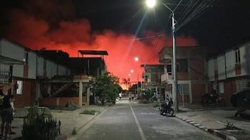 Un incendio afectó un cañal en el Poblado Campestre, Candelaria, y fue controlado por Bomberos con apoyo de brigadistas de ingenios cercanos. Hasta ahora, no se reportan viviendas afectadas y se desconocen las causas de la conflagración. - @YaCelacanto/X
