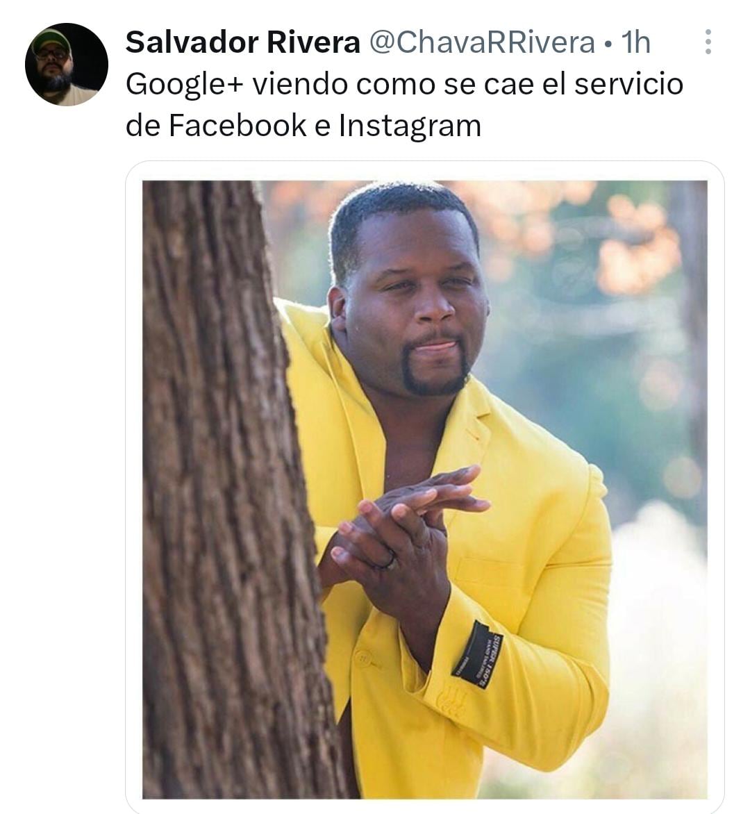 Un popular meme muestra a un hombre con traje amarillo observando desde detrás de un árbol, ilustrando la reacción en redes tras la interrupción de Meta. (X)