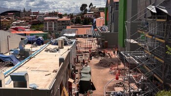 Obreros aún trabajan a pocos