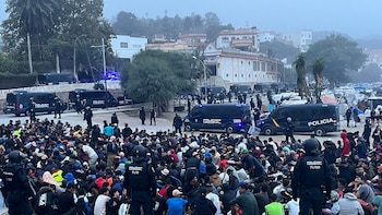 La Policía comienza a desalojar la playa del Trampolín, el asentamiento improvisado donde miles de migrantes viven desde la entrada masiva a Ceuta