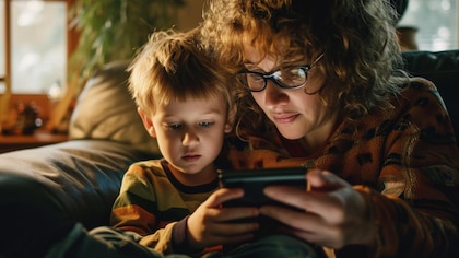 Expertos analizaron 100 estudios y elaboraron 4 consejos para ayudar a tus hijos a usar bien las pantallas