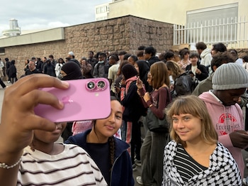 La activista Greta Thunberg en la protesta frente a una escuela en Saint-Denis, en las afueras de París, el 13 de octubre del 2026 (AP/John Leicester)